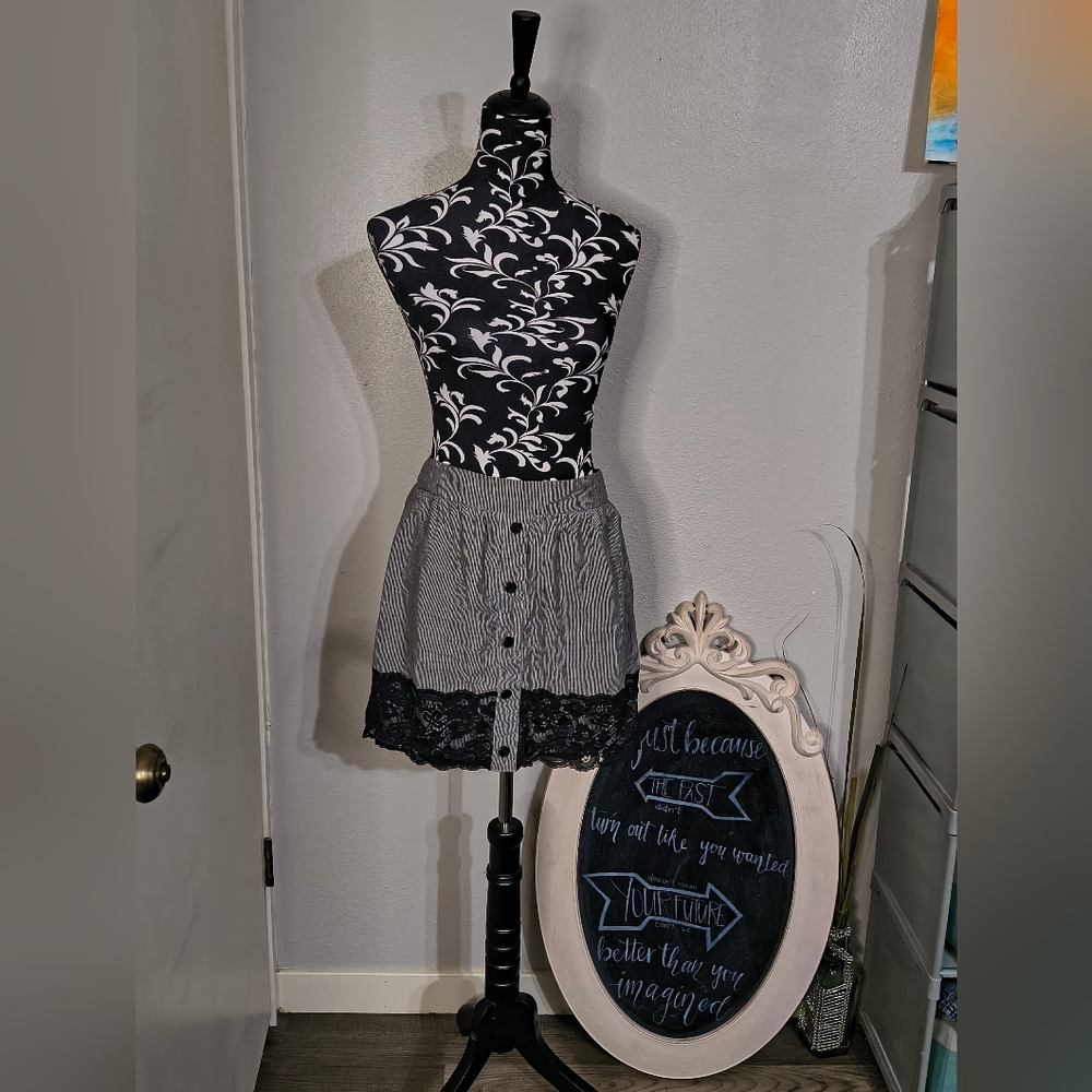 Chic Black and White Lace Trim Mini Skirt